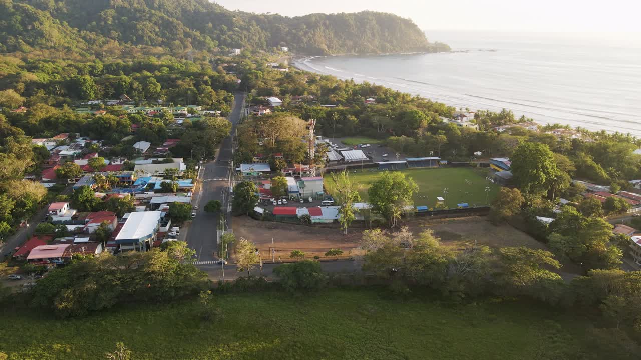 brillante puesta de sol dorada sobre la ciudad costera de jaco en la costa pacífica de costa rica