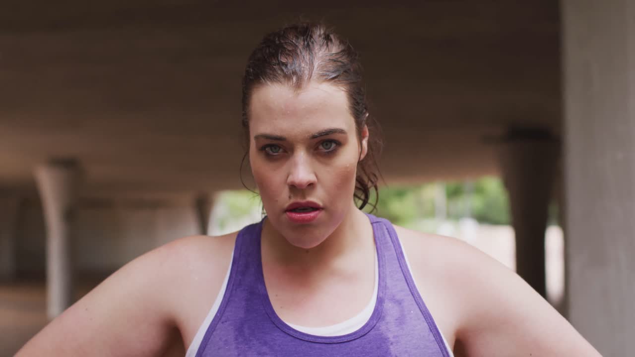 joven mujer caucásica sudando