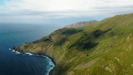 Impresionantes-Vistas-De-Los-Escarpados-Acantilados-De-La-Sierra-De-La-Capelada-En-Galicia,-España.