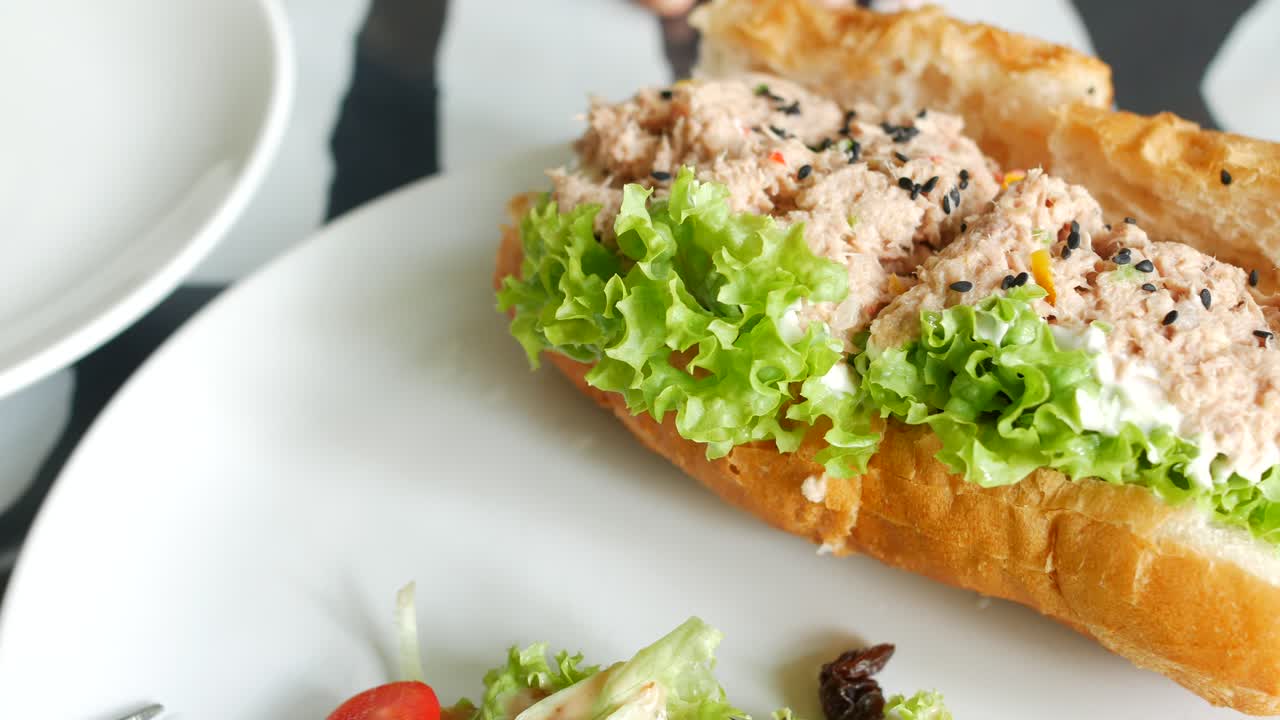 sándwich de ensalada de atún con ensalada fresca