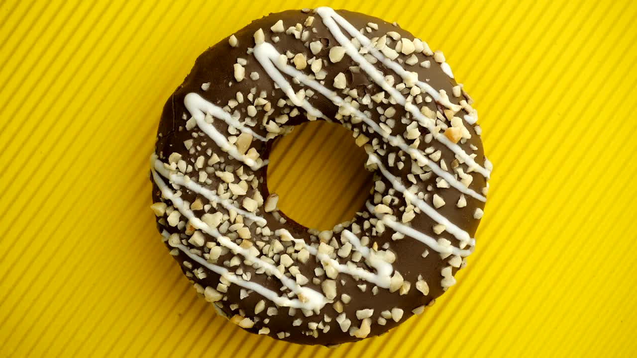 el donut glazado de primer plano.