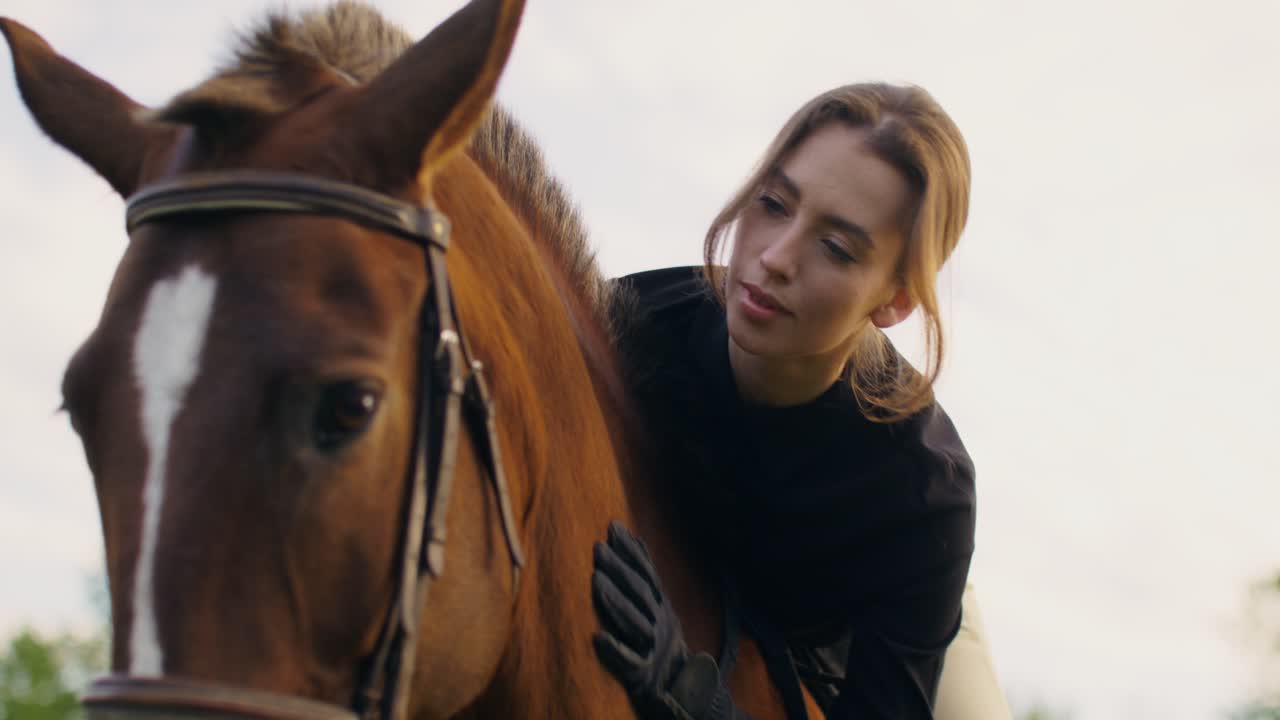 женщина и конь