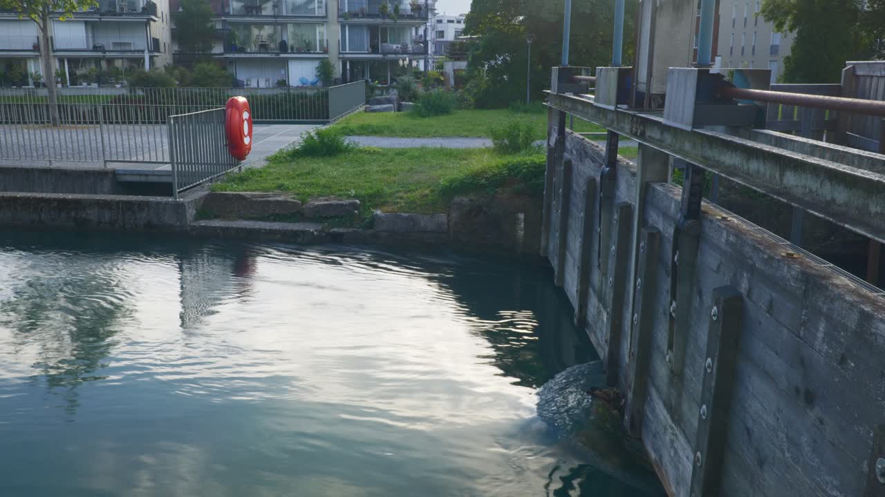 interlaken immersive pov: 스위스, 유럽의 이른 아침 도시의 거리를  ⁇ 고,  ⁇ 고 | 작은 다리에서 터키즈색 물 앞의 집으로 흔들리는 움직임