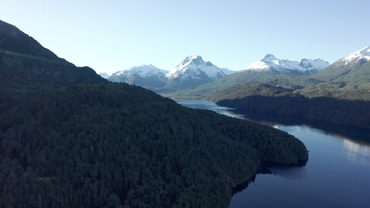 FLYFOTO – Mascardi-sjøen og skog, Neuquén, Patagonia, Argentina, i en fremoverbevegelse.
