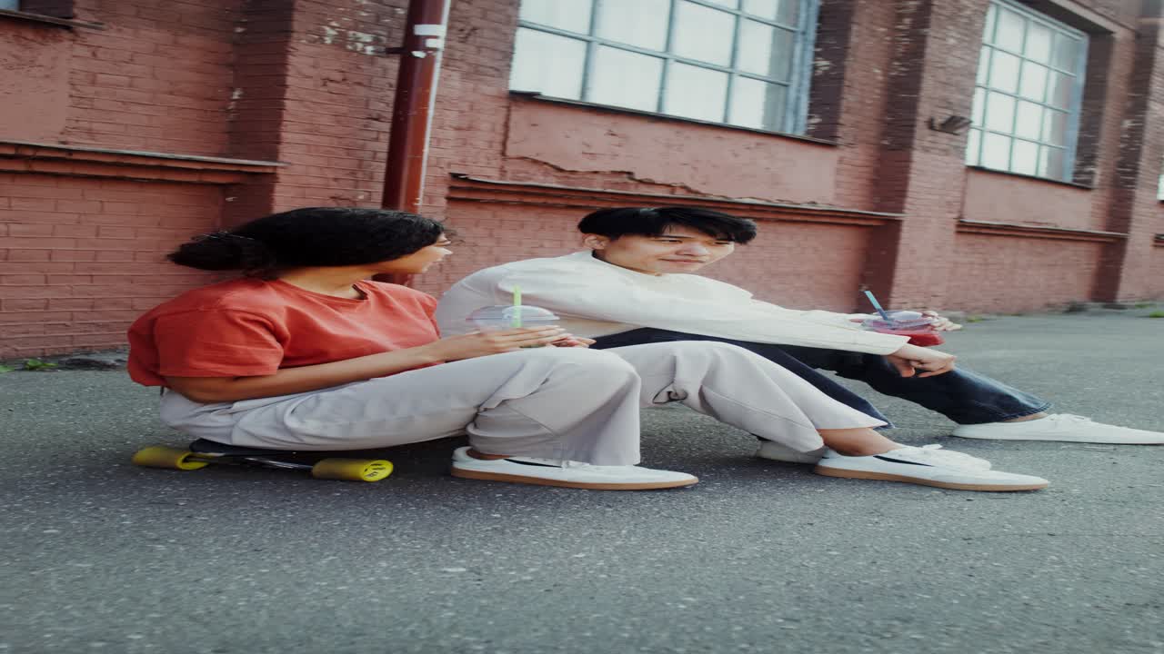 Pasangan Bersantai di Atas Skateboard