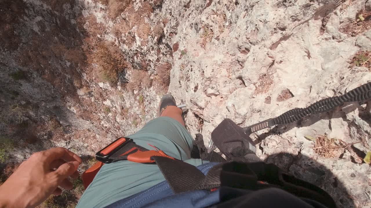 pov action cam giovane scalatore in via ferrata parete rocciosa