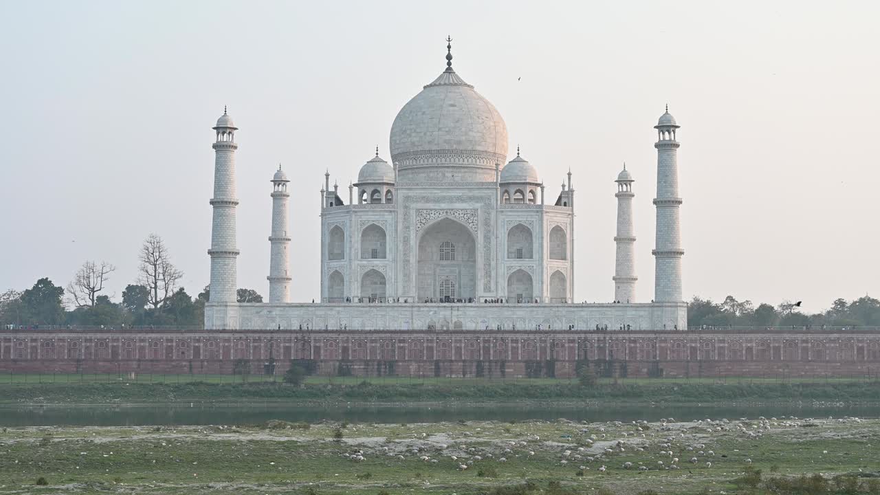 vista del taj mahal al atardecer en un día nublado en agra, india