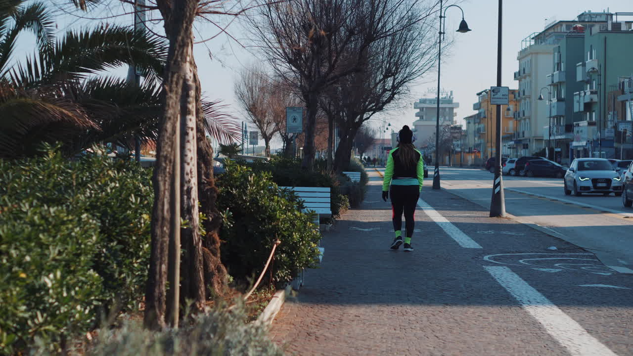 해안 길 을 따라 달리는 여자
