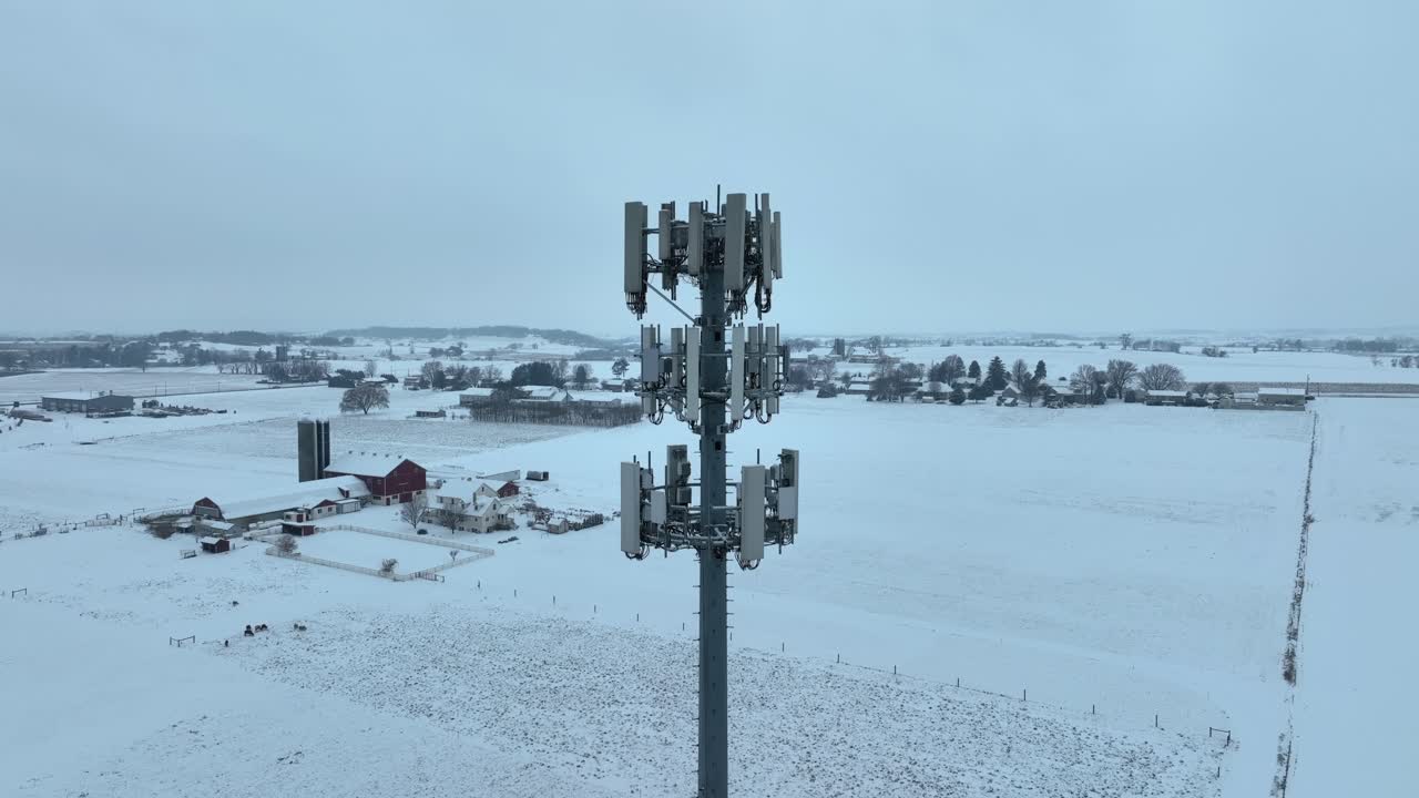 torre de telecomunicaciones en el campo de estados unidos con paisaje nevado