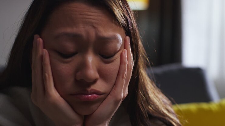 cerca de una mujer estresada o ansiosa que sufre de depresión, ansiedad o soledad sentada en una habitación en casa 1