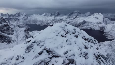 Vista-Aérea-Del-Hermoso-Paisaje-De-La-Montaña-Nevada-De-Noruega-Durante-El-Invierno