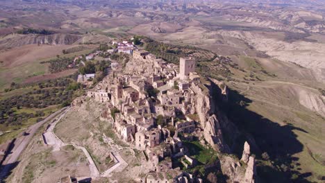 Luftaufnahme-Der-Antiken-Ruinen-Der-Geisterstadt-Craco-Auf-Einem-Hügel