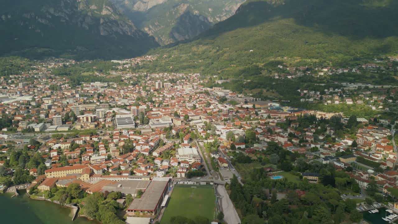 Vista aerea panoramica della città di Lecco sul lungolago e delle Alpi Bergamasche, Italia