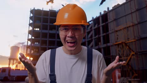 preguntándose por qué el trabajador asiático dice y dudosamente en el sitio de construcción