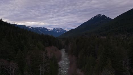 Vista-Aérea-De-Hansen-Creek-Durante-El-Anochecer-Con-Montañas-En-Cascada-Al-Fondo-En-Snoqualmie,-Estado-De-Washington