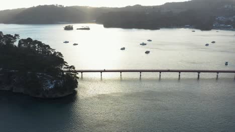 isla fukuurajima y puente rojo, vista aérea de matsushima, miyagi japón