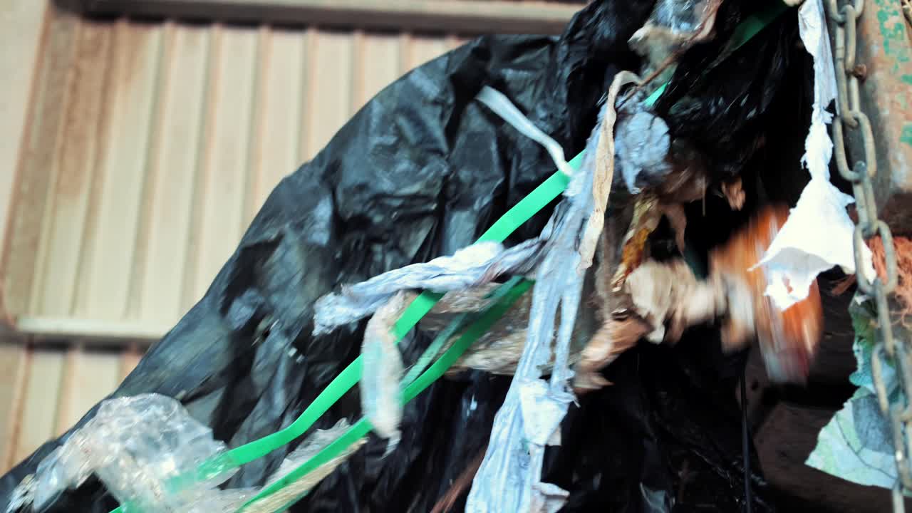 컨베이어 벨트에서 움직이는 쓰레기 4k