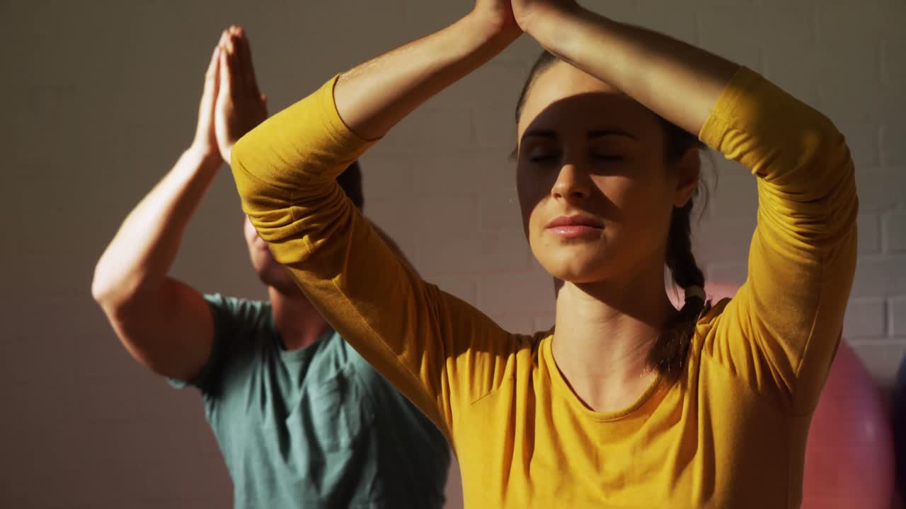 hombre y mujer haciendo yoga 4k