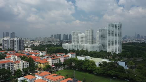 desarrollo urbano ultramoderno con edificios residenciales y comerciales de gran altura, villas, espacios verdes y áreas frente al río