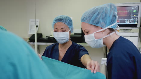 equipo quirúrgico trabajando en el paciente en el quirófano del hospital