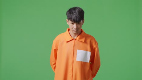 오렌지색 감옥 슈트를 입은 남자