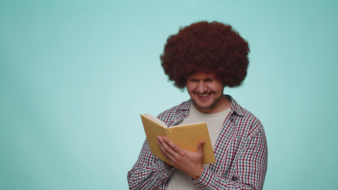 hombre leyendo divertido interesante libro de cuentos de hadas, ocio afición, educación, aprendizaje, estudio