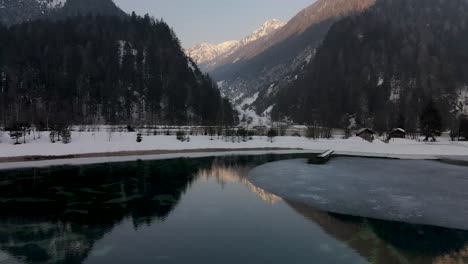 Teilweise-Zugefrorener-See,-Alpine-Berge-Im-Hintergrund