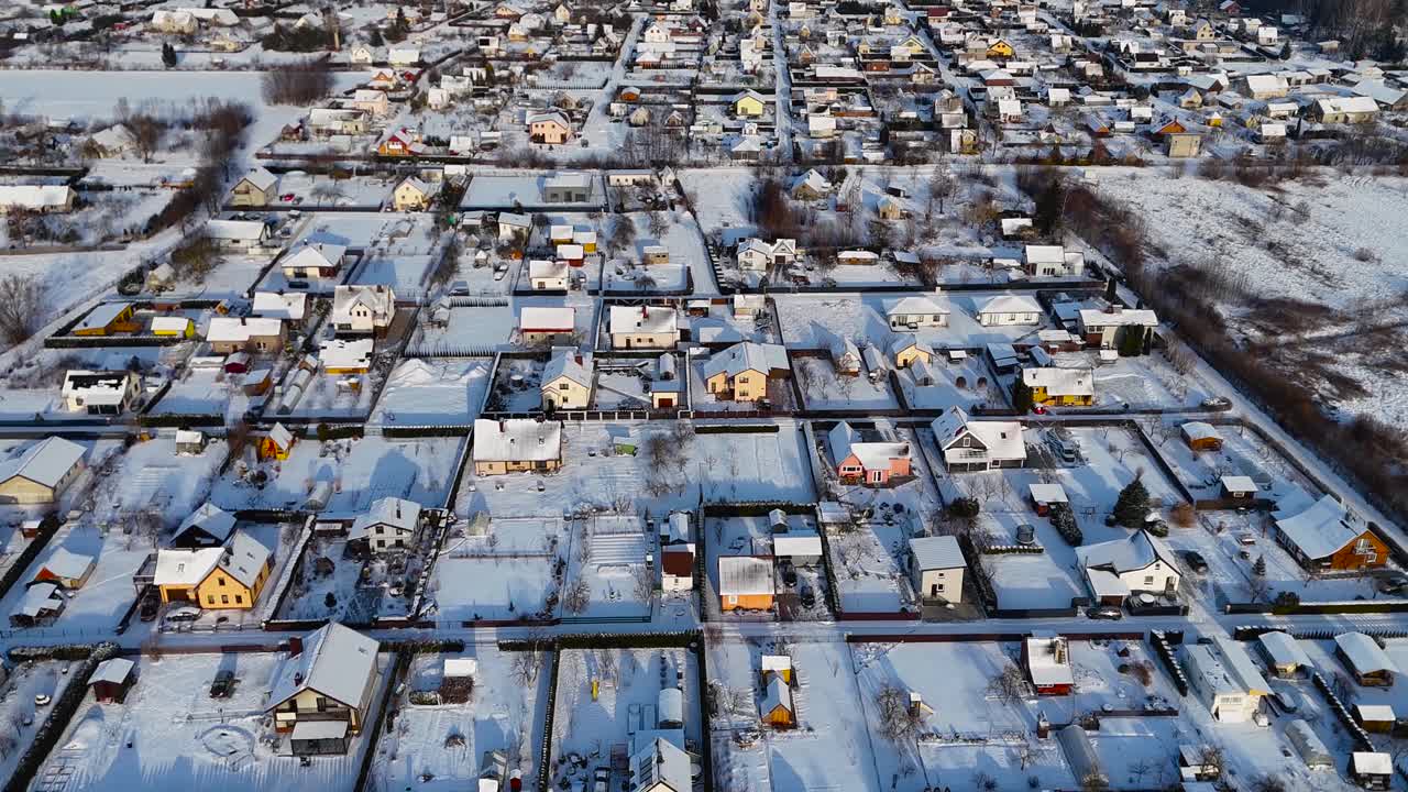 parcelas de jardín cuadradas convertidas en casas privadas cubiertas de nieve, vista aérea