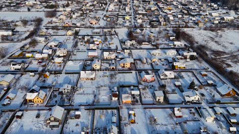 Parcelas-De-Jardín-Cuadradas-Convertidas-En-Casas-Privadas-Cubiertas-De-Nieve,-Vista-Aérea