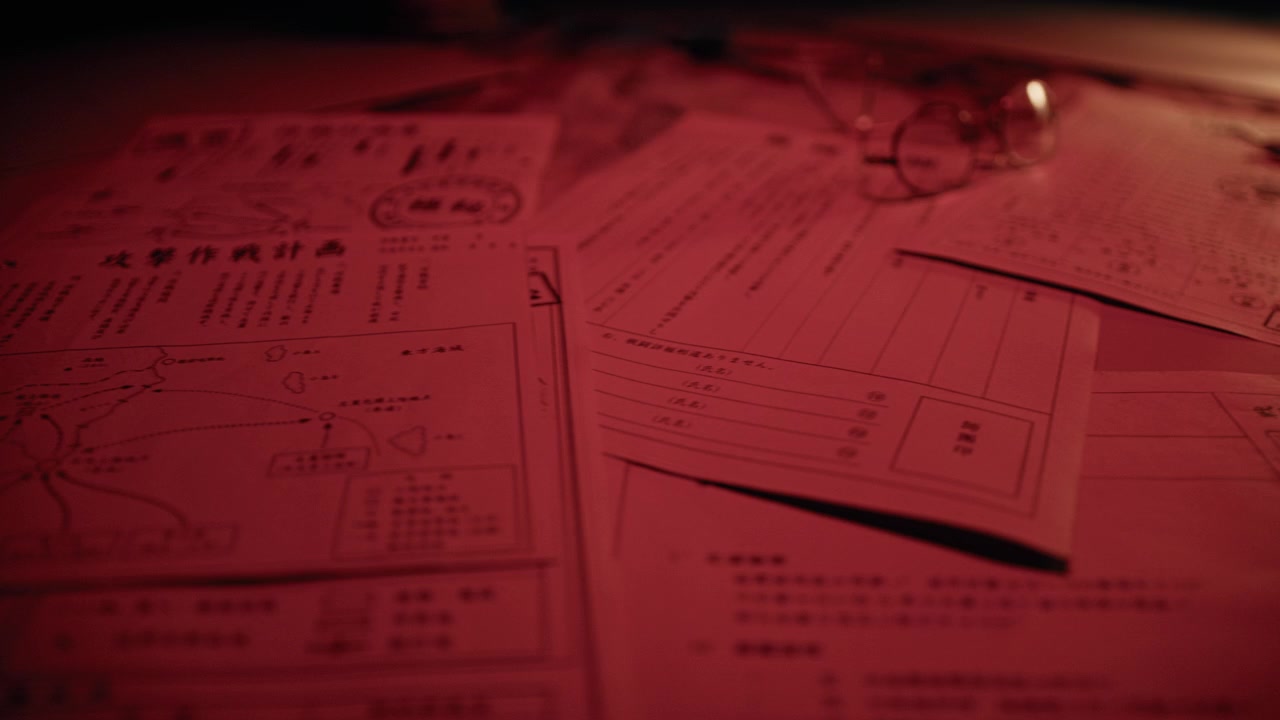 documentos secretos japoneses sob luz de alarme vermelha