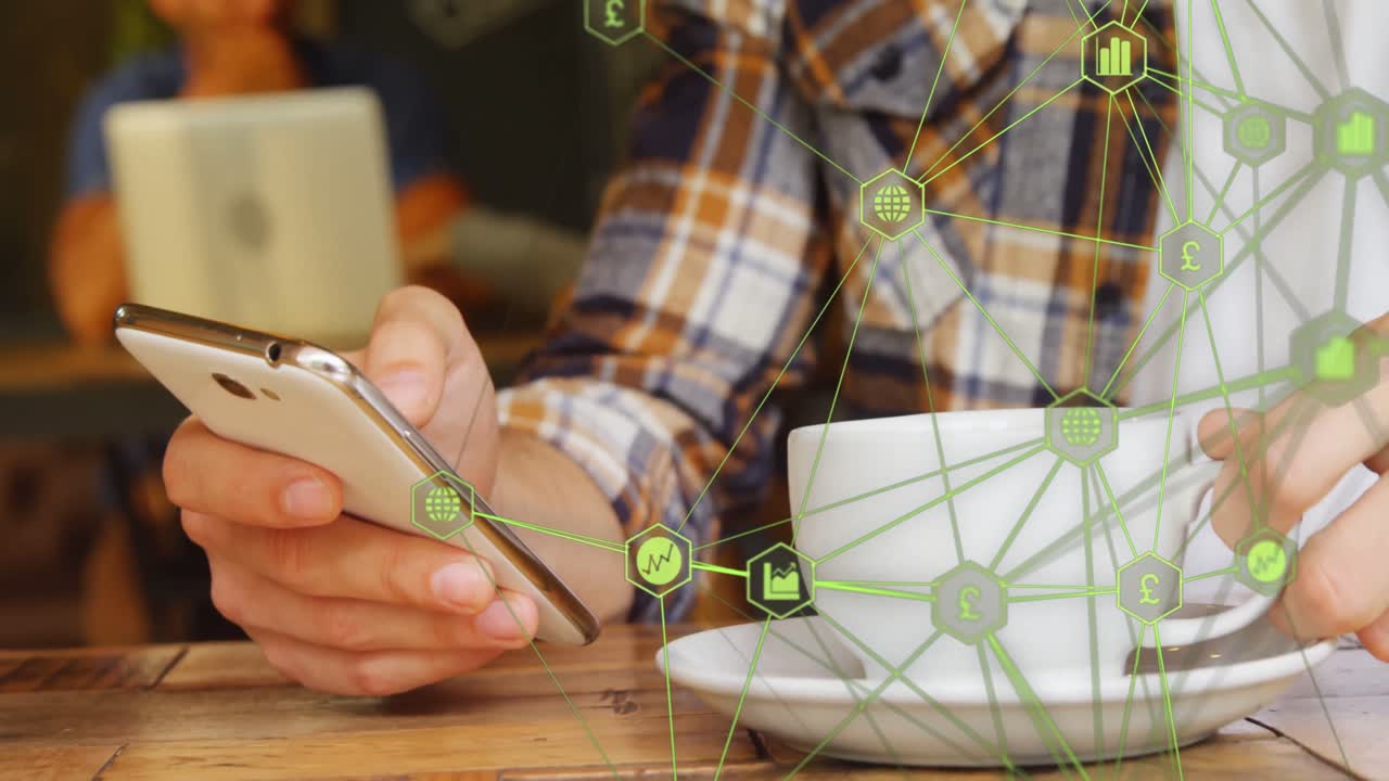 глобус цифровых икон против среднего раздела человека, использующего смартфон и пьющего кофе в кафе