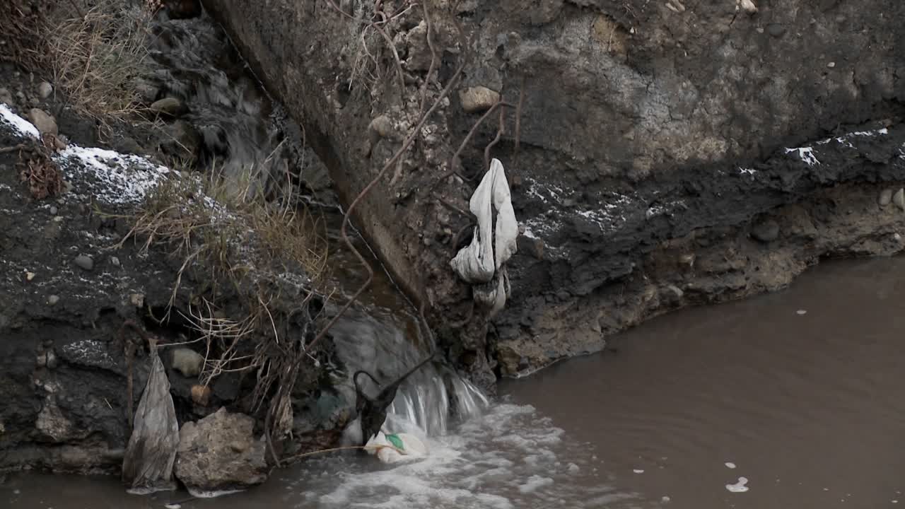 el agua contaminada fluye hacia una zanja de riego