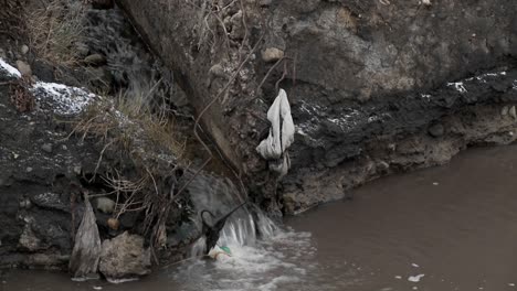 el agua contaminada fluye hacia una zanja de riego