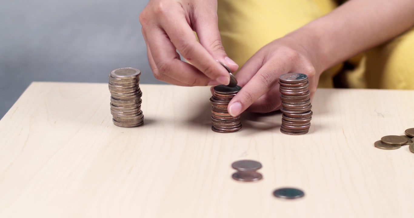 Um indivíduo focado contando moedas, ilustrando paciência, consciência financeira e organização.