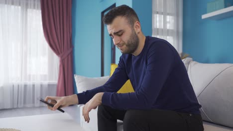 un joven desesperado e infeliz que sufre de malas noticias.