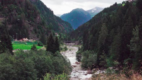 Vista-Desde-Moos-En-Passeier-Hacia-La-Parte-Superior-Del-Desfiladero-De-Passeier,-Tirol-Del-Sur,-Italia