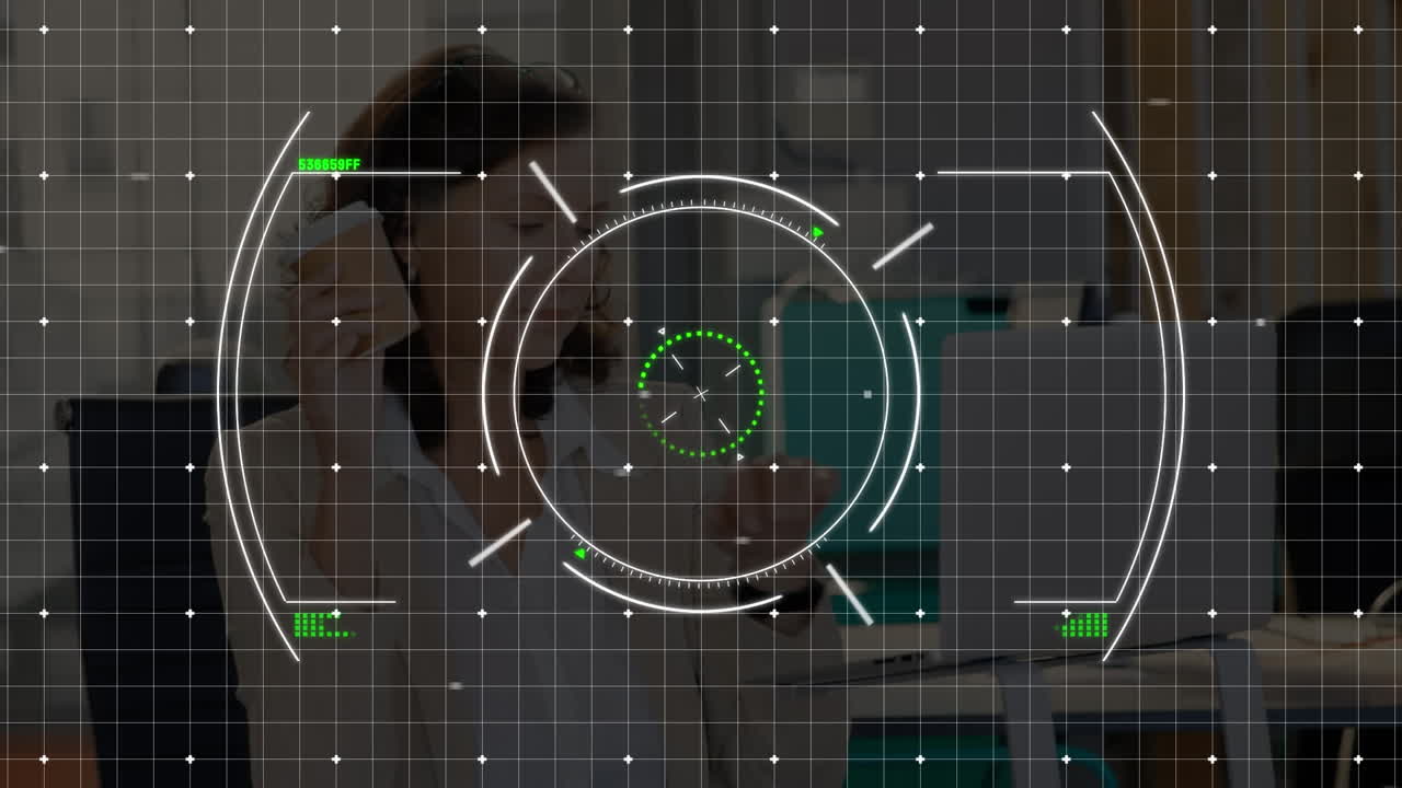animación de escaneo de alcance y procesamiento de datos sobre una mujer de negocios hablando por teléfono
