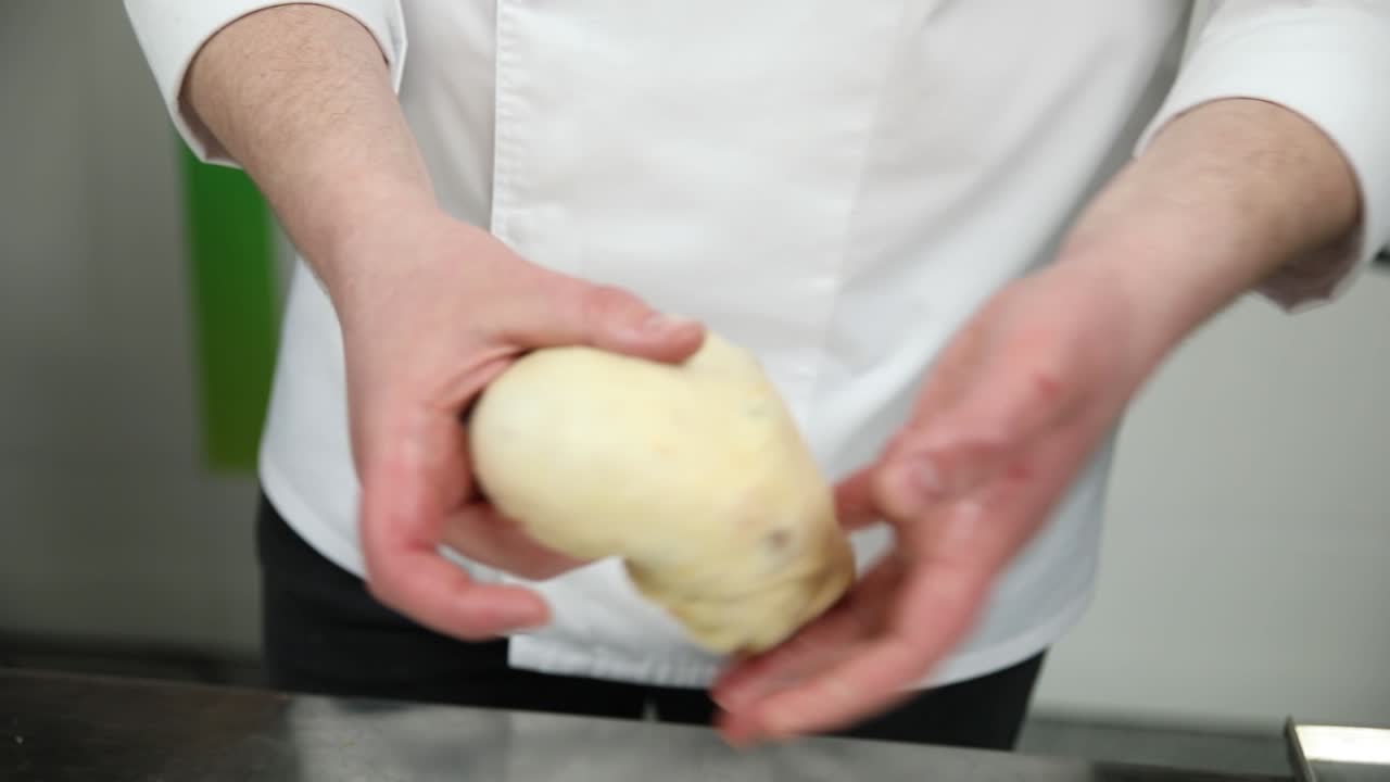 el cocinero amasa la masa