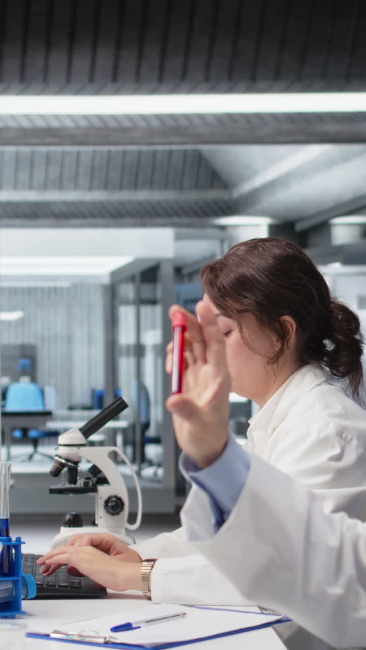 Video verticale: tecnico di laboratorio medico che controlla l'ora, in attesa di finire il turno
