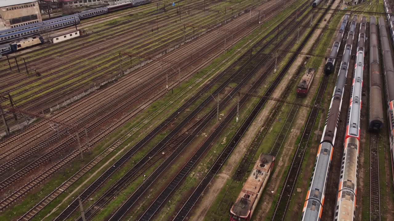 вид с воздуха на ржавый локомотив и пассажирский поезд