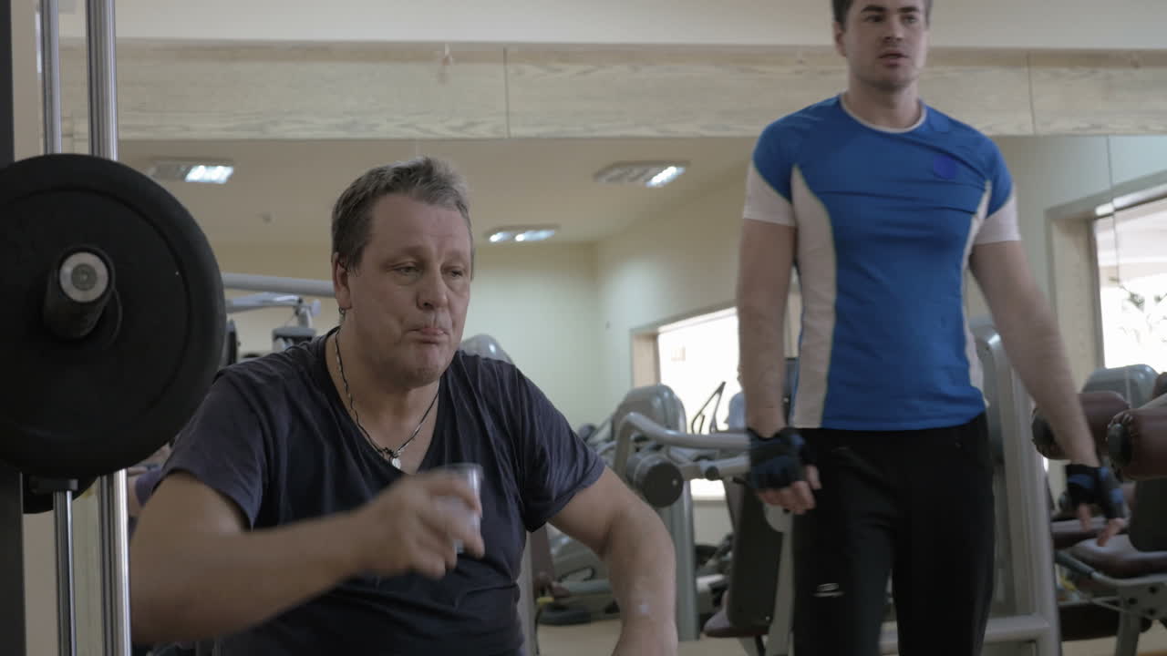 refrescos durante un descanso de entrenamiento