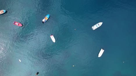 Vista-De-Pájaro-Sobre-Barcos-Y-Yates-En-La-Bahía-De-Anse-A-La-Barque-En-Vieux-habitants,-Guadalupe---Disparo-De-Drone