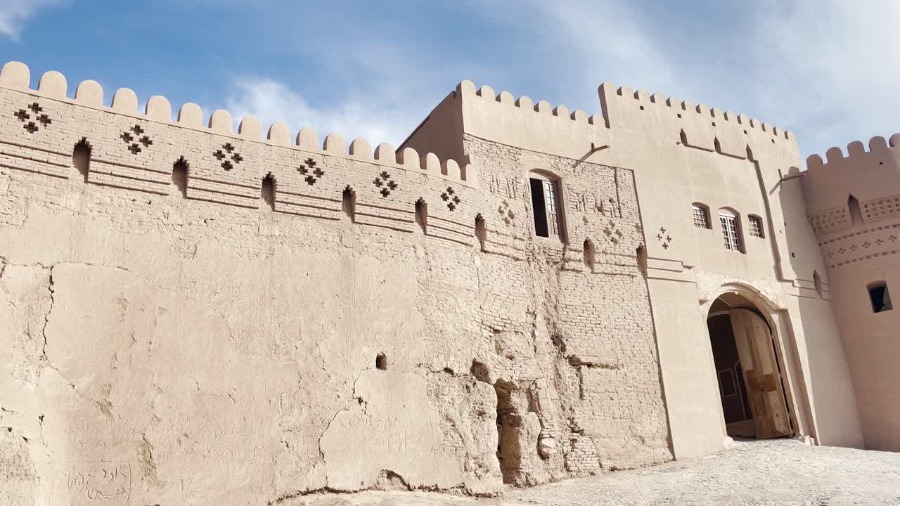 las robustas torres de adobe de arg-e bam, kerman, iran