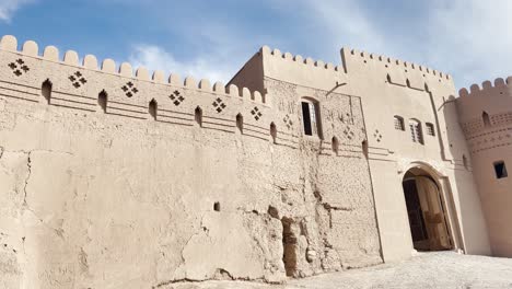 las robustas torres de adobe de arg-e bam, kerman, iran