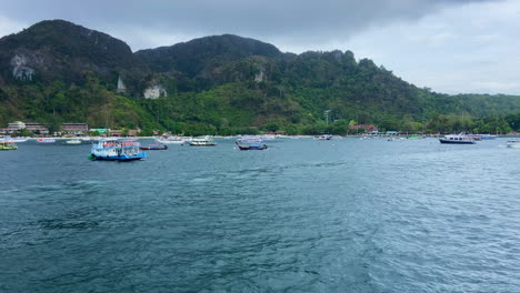 Muchos-Barcos-Anclados-En-La-Bahía-De-Las-Islas-Phi-Phi.