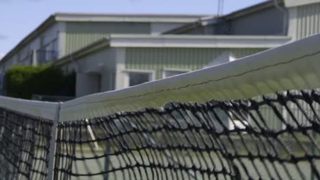 una pelota de tenis golpea la red en un saque en cámara lenta