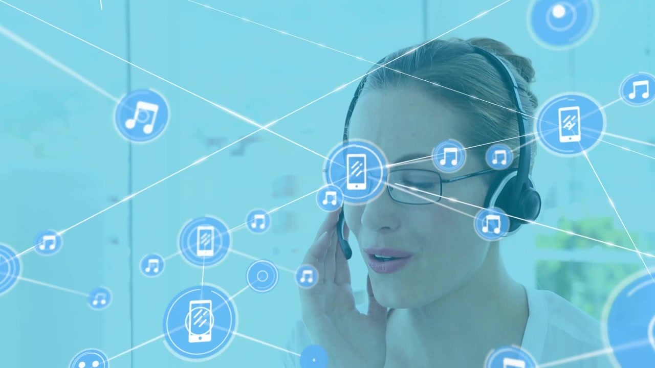 Animazione di una rete di icone digitali sullo sfondo di una donna caucasica che parla al telefono con auricolare in ufficio