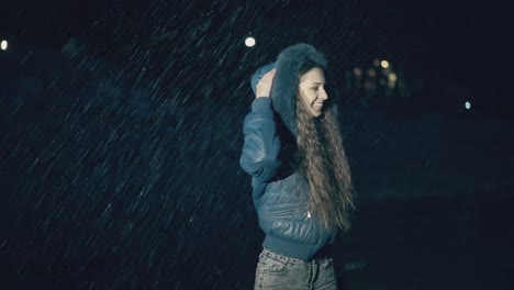 Una-Chica-Alegre-Disfruta-De-La-Lluvia-Primaveral-Cayendo-Por-La-Noche