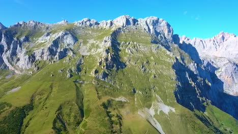 Zumbido-Sobre-Picos-De-Europa:-Picos-Imponentes-Abrazan-El-Cielo,-Un-Mosaico-Accidentado-Del-Esplendor-De-La-Naturaleza