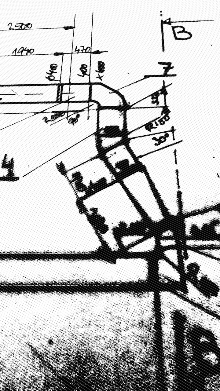 Risorsa di disegno tecnico verticale che illustra layout e calcoli di condotti HVAC meccanici. Ottimo per la progettazione edilizia, la tecnologia delle costruzioni e i layout mobili di ingegneria meccanica